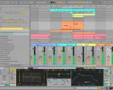 Un compositeur de musique utilise un logiciel pour créer des sons, comme ce "Drifting Ambient Pad".