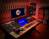 Studio d'enregistrement avec console, moniteurs Focal, casque et platine vinyle. L'équipement est prêt pour un son **lossless audio** parfait.