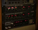 Rack d'équipements audio avec écrans numériques affichant des réglages de delay et de pré-réglages. Le delay est réglé sur 20.