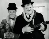 Laurel et Hardy, l'un tenant des ananas, l'autre jouant d'un ukulélé, évoquent l'origine hawaïenne de cet instrument.