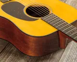 Guitare acoustique Martin D18, bois de palissandre et épicéa, sur fond de bois vieilli.