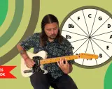 Un guitariste apprend le cercle des quintes. Un guide est inclus.