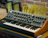 Synthétiseur Subsequent 37, un joyau des années 70, prêt à créer des sons légendaires.