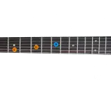 Manche de guitare avec des notes C, G et D marquées. Un accord sus est en préparation.