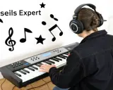 Personne avec casque jouant du clavier, entourée de notes de musique. Idéal pour un site pour faire des instru gratuit.