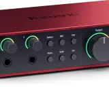 Focusrite Scarlett 2i2, une console audio rouge vif avec des boutons lumineux pour un contrôle précis du son.