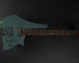Guitare électrique bleu sarcelle au design futuriste, une guitare double cut avec un manche fin et des micros humbucker.