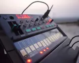 Synthétiseur avec clavier tactile et boutons, prêt à créer des sons. Le compresseur voix est intégré pour peaufiner le mix.