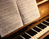 Partition de piano ouverte sur un clavier, évoquant le top 10 des morceaux de piano les plus difficiles.
