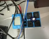 Pédalier Zoom MS-70CDR bleu avec câbles. Les entrées sont marquées L MONO et R, suggérant des options mono et stéréo pour le traitement du son.