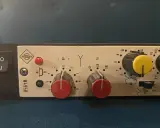 Le Neumann W495B, un égaliseur vintage, avec ses potentiomètres rouges et jaunes, prêt à sculpter le son.