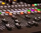 Console de mixage avec boutons lumineux et faders. Idéal pour créer votre propre application bruitage gratuit et donner vie à vos projets sonores.