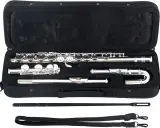 Étui ouvert révélant un gros instrument à vent argenté, une flûte traversière, démontée en plusieurs parties, prête pour la musique.
