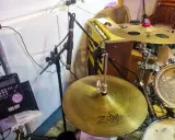 Un micro est positionné pour capter le son d'une batterie acoustique, prêt à enregistrer le rythme.