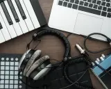 Clavier, casque, ordinateur portable et pads de batterie, idéal pour créer de la musique avec un logiciel beatmaking gratuit.