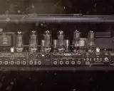 Vue arrière d'un ampli à lampe Mesa Boogie Dual Rectifier, révélant ses tubes brillants et ses connexions.