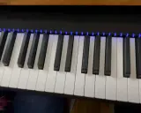 Touches de piano illuminées de bleu, prêtes à jouer de beaux accords piano am.