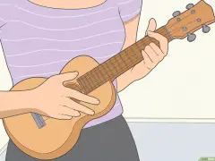 Une personne joue du do mineur ukulele, ses doigts formant les accords sur le manche.