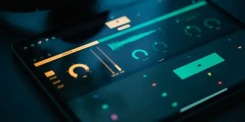 Interface d'un logiciel musique Windows sur tablette, avec des formes d'ondes et des curseurs.