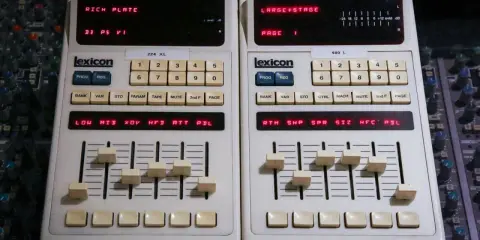 Deux unités Lexicon 224 XL et 480 L, des classiques pour le reverb def, avec leurs faders et boutons.