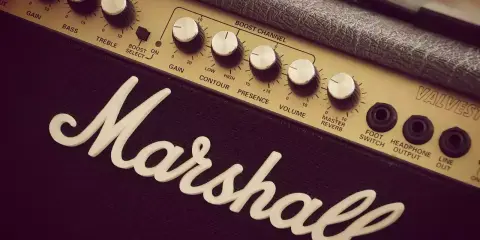 Gros plan sur un ampli guitare Marshall, avec ses potentiomètres Gain, Bass, Treble, Contour, Presence, Volume et Reverb. Idéal pour savoir quel ampli guitare choisir.