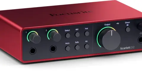 Focusrite Scarlett 2i2, une console audio rouge vif avec des boutons lumineux pour un contrôle précis du son.