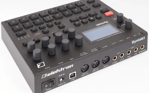 Boîtier noir de l'elektron syntakt, une boîte à rythmes et synthétiseur 12 pistes, avec ses nombreux boutons, potentiomètres et connecteurs.