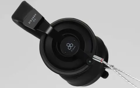 Casque audio noir Final DX4000 CL, idéal pour un mixer au casque. Le logo Final est visible sur l'oreillette.