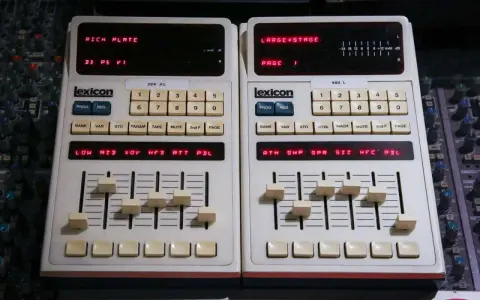Deux unités Lexicon 224 XL et 480 L, des classiques pour le reverb def, avec leurs faders et boutons.