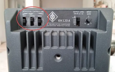 Réglages acoustiques sur un haut-parleur Neumann KH 120 A. Pour un meilleur réglage égaliseur JBL, ajustez les curseurs Bass, Low-Mid et Treble.