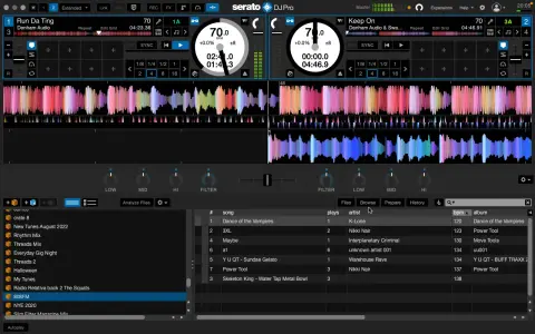 Interface d'un logiciel de mixage DJ avec deux platines virtuelles, formes d'ondes colorées et une liste de morceaux.