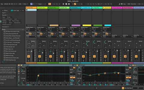 Un logiciel de production musicale affiche des pistes audio nommées, certaines en flac, d'autres en mp3. Des faders et des courbes d'égalisation sont visibles.