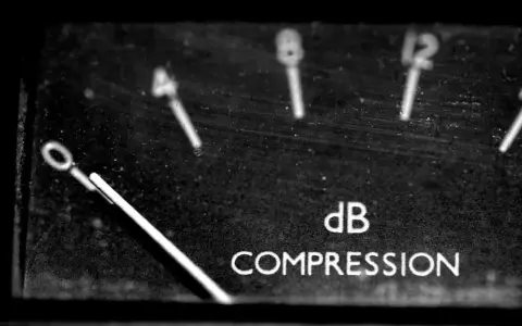 Cadran d'un VCA compressor, l'aiguille indique le niveau de compression en dB.
