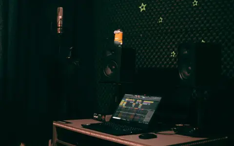 Studio d'enregistrement avec micro, casque, enceintes, un Minion et un ordinateur affichant une table de mixage. Le **midi out** est prêt pour la création musicale.