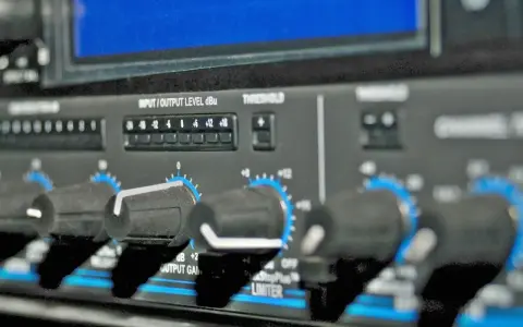 Boutons de réglage d'un limiteur audio, avec indication de niveau et de seuil.