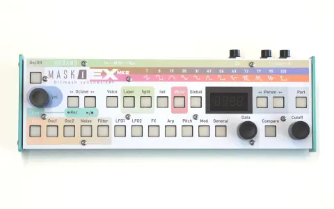 Le KODAMO MASK1 EX MK2, un synthétiseur bitmask, avec son clavier de boutons et ses potentiomètres.