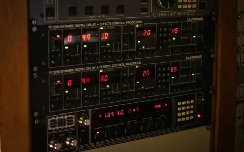 Rack d'équipements audio avec écrans numériques affichant des réglages de delay et de pré-réglages. Le delay est réglé sur 20.