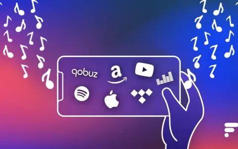 Une main tient un téléphone affichant les logos de diverses applications de musique : Qobuz, Amazon, YouTube, Spotify, Apple Music, Tidal. Des notes de musique flottent autour.