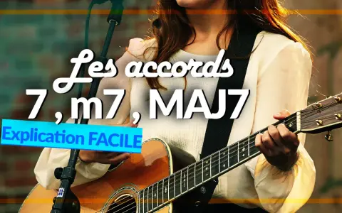 Une musicienne joue de la guitare, expliquant les accords 7, m7, MAJ7.