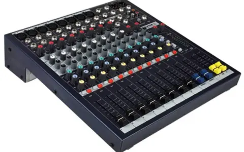 Table de mixage audio avec de nombreux boutons et curseurs, prête pour le mixage avec Mixcraft 8.