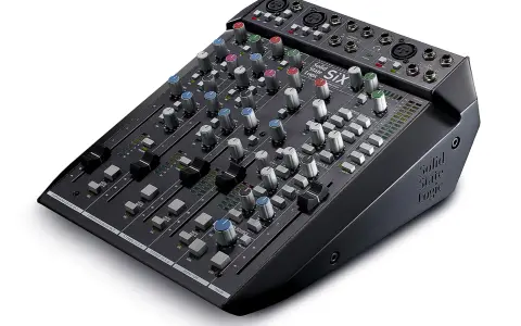 Table de mixage enregistrement multipiste Solid State Logic SIX, avec ses potentiomètres colorés et ses faders pour un contrôle précis du son.