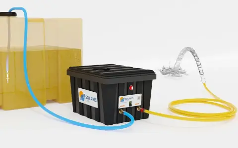 Système Solaris : un réservoir jaune alimente un boîtier noir par un tuyau bleu. Un tuyau jaune sort du boîtier, projetant de l'eau.
