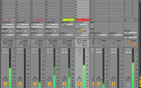 Tableau de mixage audio, avec des pistes nommées KICK, TOMS, etc. Les curseurs de volume sont visibles, certains en cours de mastering chain.