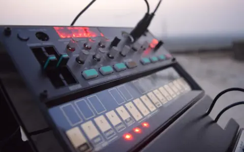 Synthétiseur avec clavier tactile et boutons, prêt à créer des sons. Le compresseur voix est intégré pour peaufiner le mix.