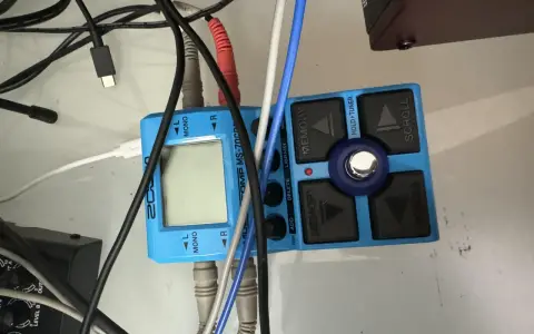 Pédalier Zoom MS-70CDR bleu avec câbles. Les entrées sont marquées L MONO et R, suggérant des options mono et stéréo pour le traitement du son.