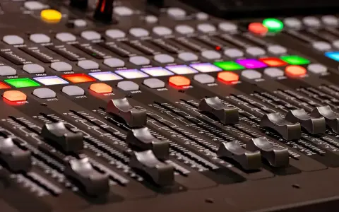 Console de mixage avec boutons lumineux et faders. Idéal pour créer votre propre application bruitage gratuit et donner vie à vos projets sonores.