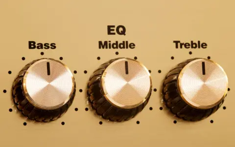 Trois boutons dorés pour régler l'égaliseur son : Bass, Middle, Treble.