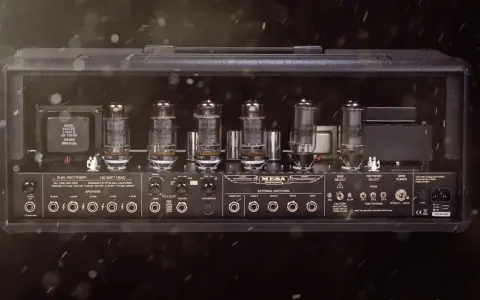 Vue arrière d'un ampli à lampe Mesa Boogie Dual Rectifier, révélant ses tubes brillants et ses connexions.