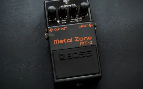 Pédale d'effet guitare BOSS Metal Zone MT-2, prête à déchaîner le son metal.