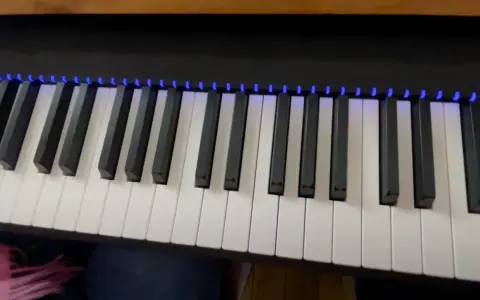 Touches de piano illuminées de bleu, prêtes à jouer de beaux accords piano am.